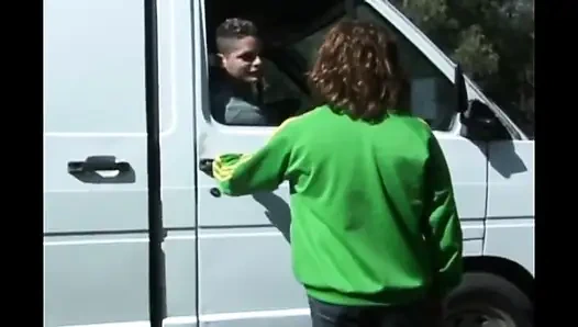 Küçük yaraklı adam üçlü sekste sikiliyor