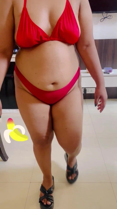 Kırmızı bikinili ilk kedi yürüyüşüm!