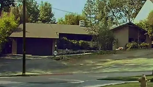 İri göğüslü orta yaşlı seksi kadın kanepede büyük yarağa biniyor