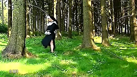 Dini esaret, açık havada büyük memeli rahibe ile