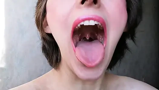 Giantess yenmeyi sevdiğini fark ediyor