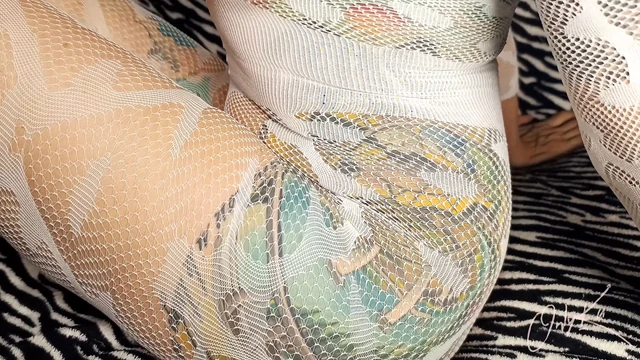 Orgazm oyuncaklarıyla yatakta muhteşem ku, fışkırtma, yumruk sokma ve 30 cm dildo.