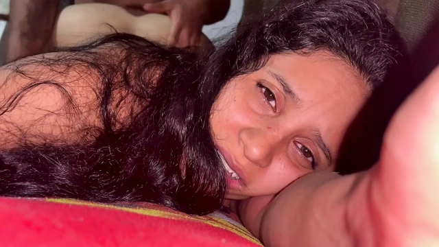 İstenilen video: Bu kız öğrenci lezzetli bir şekilde sikişiyor ve sert sikiliyor