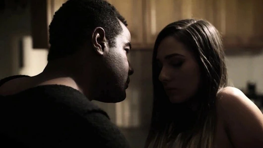 kızı iki adam tarafından iki kez creampied alır