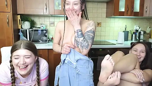 Yarı çıplak hatunlar komutada bacaklarını kaldırıyor