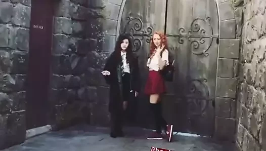 üniformalı Beckii ve kelsey