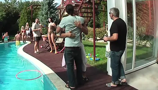 Sarışınlarla Vahşi Havuz Partisi Grup Seks Partisi Büyük Yarak Emiyor