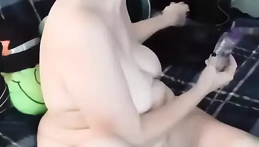 Ateşli orta yaşlı seksi kadın orgazm olana kadar amıyla oynuyor!