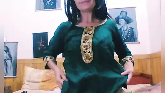 Bu orta yaşlı seksi kadın yarağımı çok emiyor