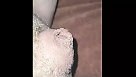 Küçük mikro horoz bir ereksiyon için parmaklı ve squirts cum!