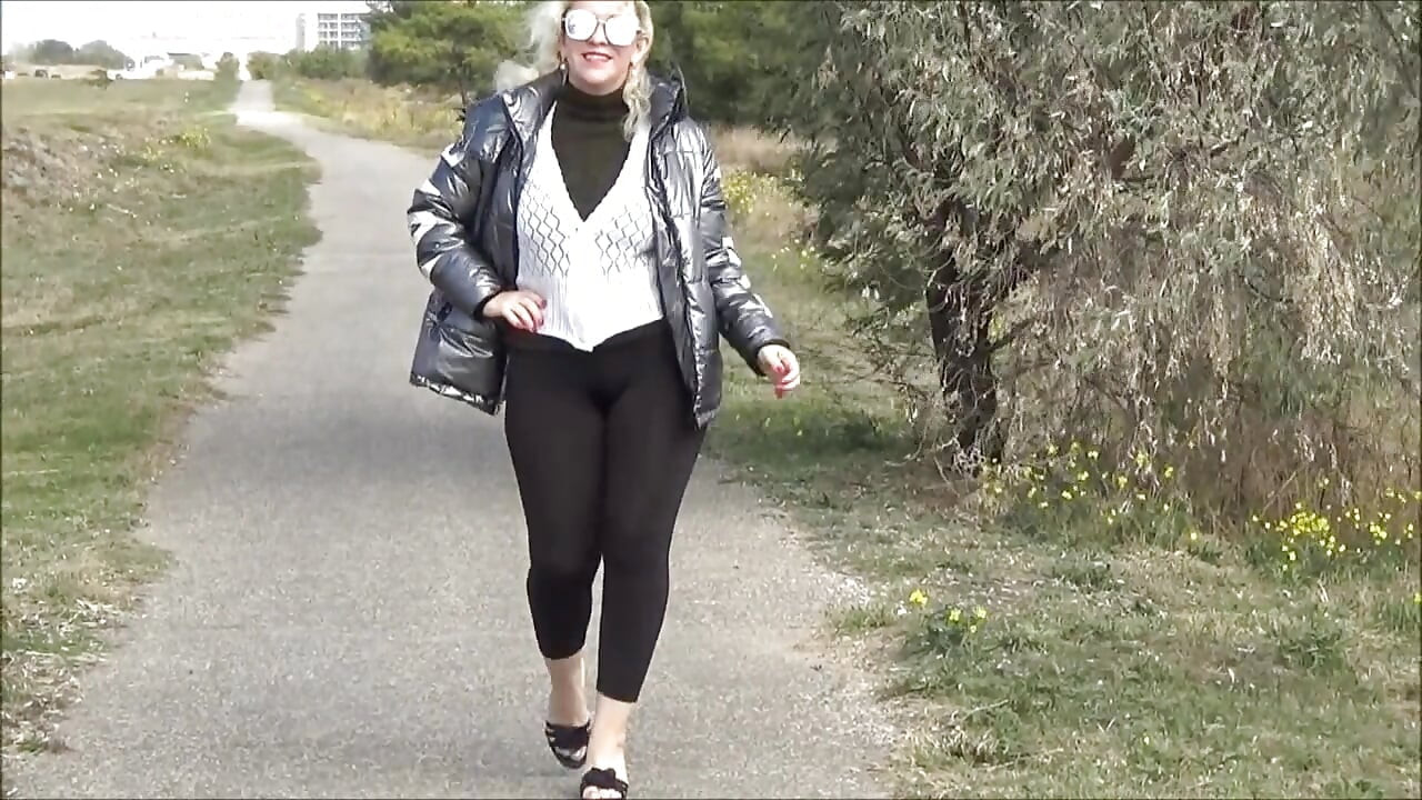 Siyah taytlı büyük göt sokakta yürüyor