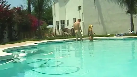 Heißer Pool-Sex in weißen Panties