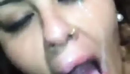 CASADA VAGABUNDA TOMANDO LEITE