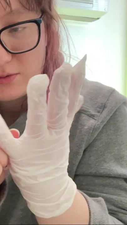 Bir hayranının bana hediye olduğu lateks eldivenler deniyorum