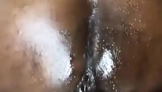 Zenci suga iri güzel kadın 9 inçlik oyuncakla kendini sikiyor