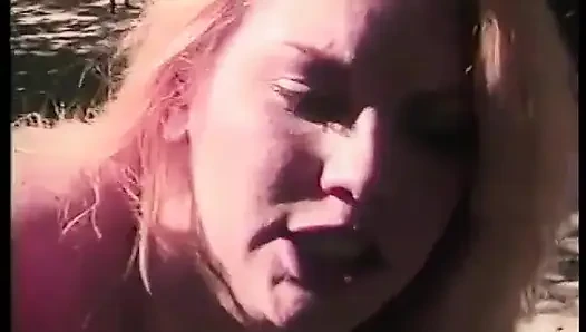 Azgın adam sikini emdirirken seviyor sonra açık havada seksi hatunla sikişiyor