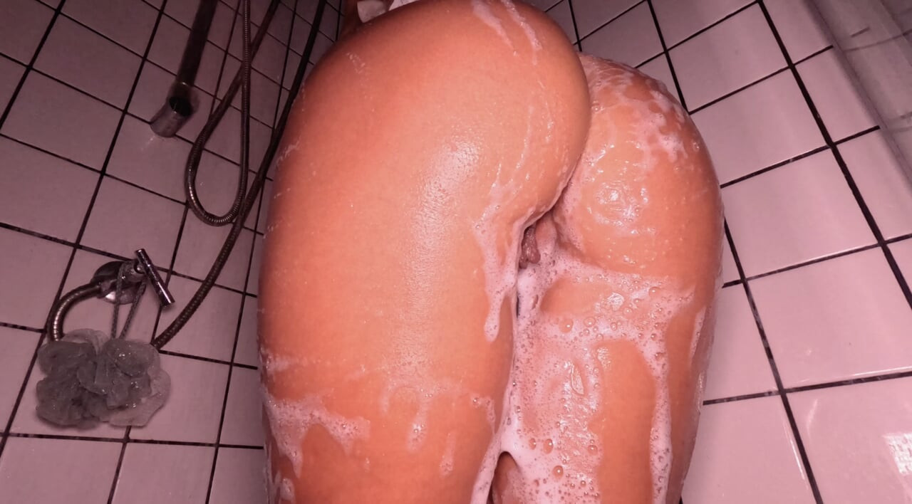 I wash my pussy in the shower and masturbate