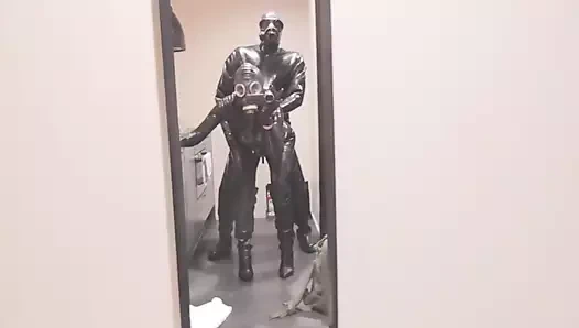 Anondesire gaz maskeleri ve lateks eldivene boşalma