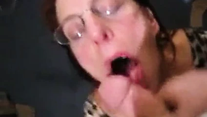 Olgun büyük götlü yarak tokatlıyor