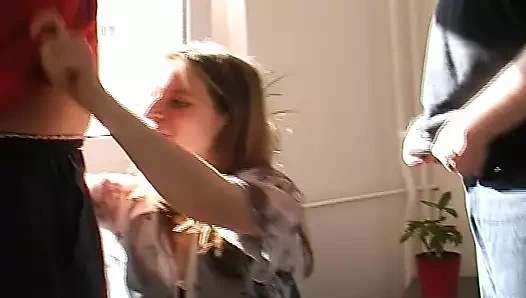 Vahşi ve eski Alman sürtük iki sert çubuklar tarafından çarptım alır