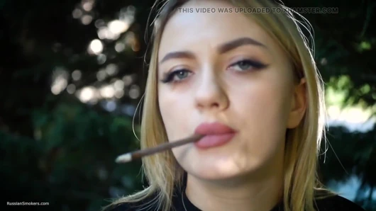 Ateşli sarışın hatun doğada iki siyah sigara içiyor