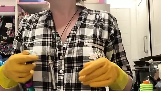 Üzerinde yaşadığım çok meşgul sokağın tam görüntüsünde üstsüz çamaşır yıkıyor