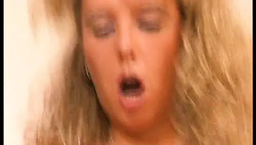 Alman kapılarının arkasında özenle sikiliyor