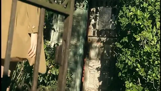Erotik bomba kocasıyla açık havada sallanırken amını şiddetle siktiriyor