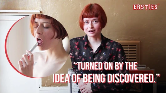 Ersties - sevimli kızıl saçlı Enne mastürbasyon yaparken amına bir parmak sokuyor