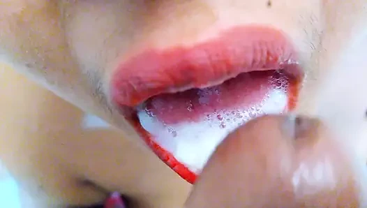 Ateşli kız arkadaşım onu sikmeden önce bana süper ıslak bir sakso çekiyor ama ağzına boşalıyorum