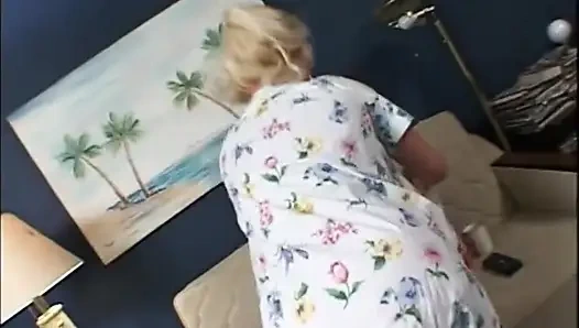 Lezbiyenler sarışın orta yaşlı seksi kadın amcık yalıyor dildo seksi üniversiteli kızla oynuyor