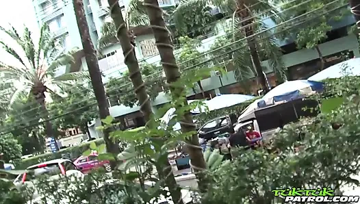 Sıska Taylandlı Asyalı her iki delikten sikiliyor