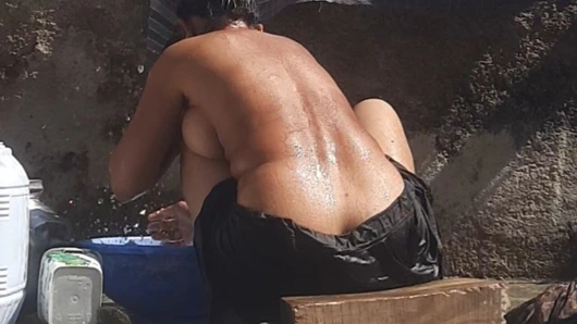 Üvey kız kardeşin köyün açık banyosunda banyo yaptığı görüldü.