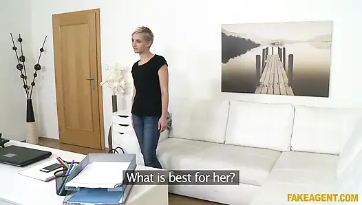Fake Agent - model masada en iyi hareketlerini gösteriyor