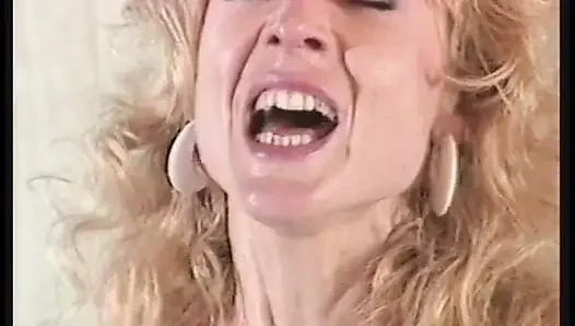 Azgın orta yaşlı seksi kadınlar sakso sırasında genç delikanlının sikini paylaşıyor