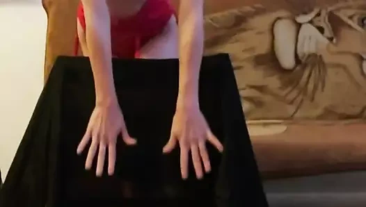 Azgın on sekiz yaşındaki kaltaktan seks dansı