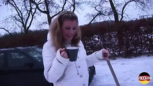 Bu sarışın hatun ağzında büyük bir yarakla nasıl baş edileceğini biliyor