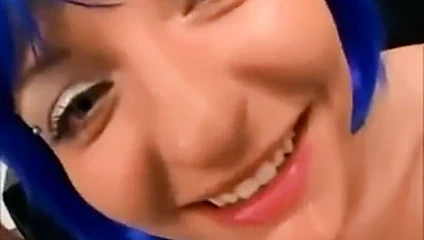 Büyüleyici mavi saçlı Alman bukkake