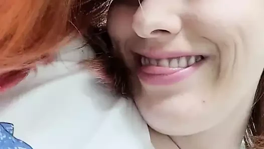 Orta yaşlı seksi kadın kendini parmaklıyor ve klitorisle oynuyor