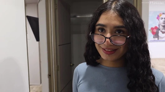 Valen Vega, 18 yaşında, İlk Samimi Videosunda Sahneye Çıkıyor