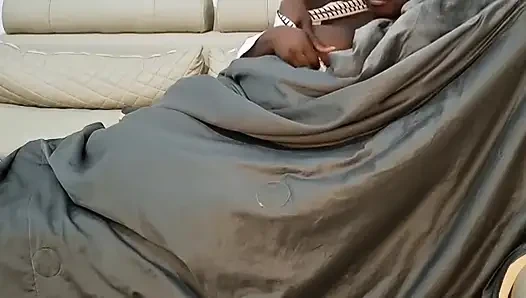 Dünya kupasını izlerken orgazm olana kadar sikişiyor.