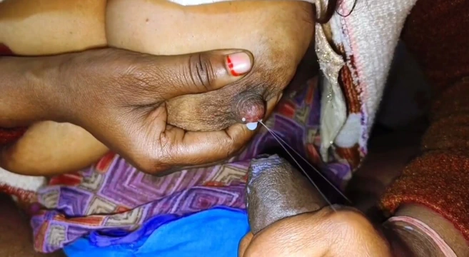 Priya bhabhi apne devar ke lund pe big boobs se dudh nikal ke handjob kiya aur chut me apne chudai karwa liya(Indian sexy video)