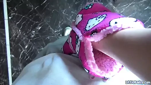 Küçük Bailey genç amına mastürbasyon yapıyor