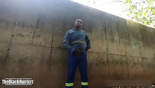 Hizmet duvarının arkasında iki işçi