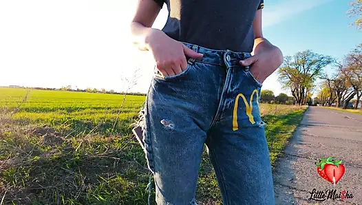 Bir McDonald's çalışanı Sprite'i üzerime döktü. Ceza olarak, bana sakso çekmesi ve arabada yutması gerekiyordu.