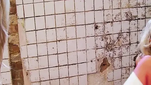 Yangın sahnesi-1_a çift iç çamaşırlı büyük memeli lezbiyen orta yaşlı seksi kadın hücrede birlikte mastürbasyon yapıyor