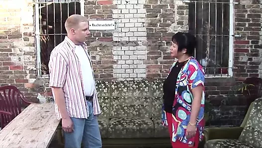 So eine geile Nachbarin. Willst du auch ficken ?