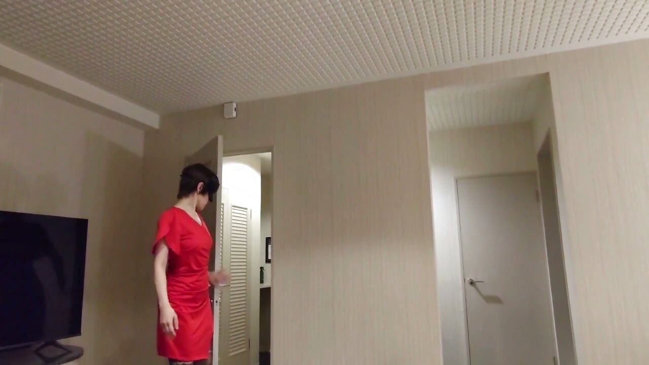 Güzel bir olgun kadın koltukta seksi bir siki emiyor, tükürüğüyle şap şap sesler çıkarıyor.