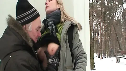Güzel genç sarışın karda dedesini sikiyor