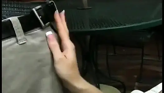 Güzel yaşlı sarışın ona tükürene kadar yaraklı bir yarağı memnun ediyor